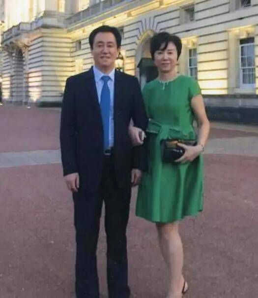 我们的DC宇宙构建方式与漫威非常不同，我们的电影并不着重强调一个共享的宇宙，只是一部一部地拍